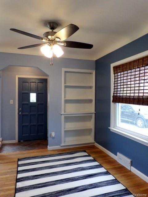 15529 Champaign Road Allen Park, MI 48101 - Photo 15 of 40 CONVENIENT B.I. SHELVES IN DINING AREA!