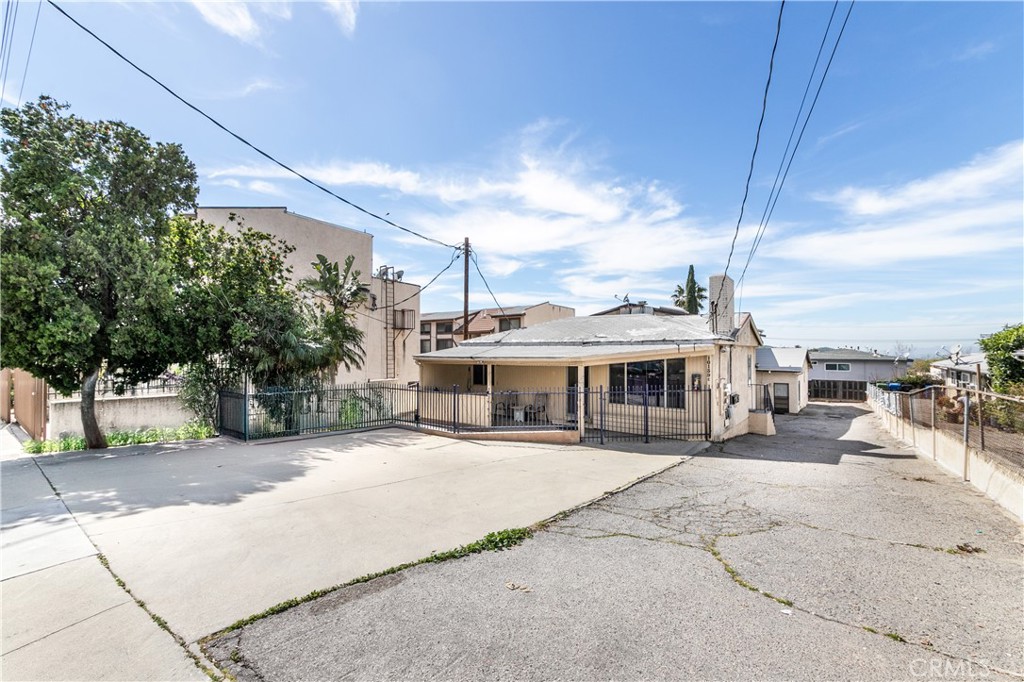 10139 Hillhaven Avenue Tujunga, CA 91042 - Photo 4 of 13