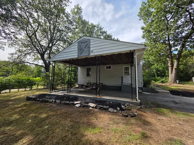 a view of a house with backyard
