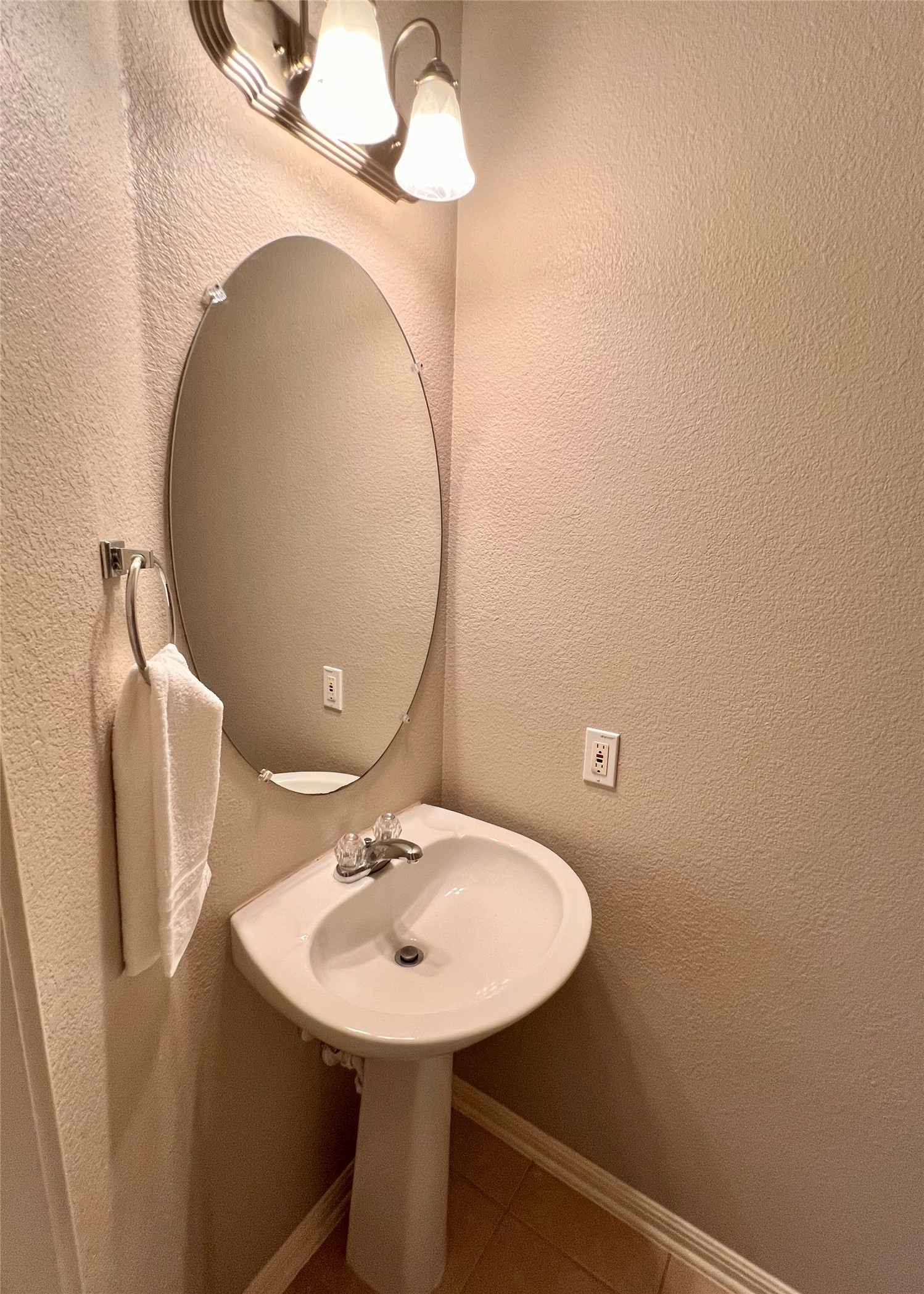 16616 Bridgefarmer Boulevard Pflugerville, TX 78660 - Photo 13 of 36 a bathroom with a sink and mirror
