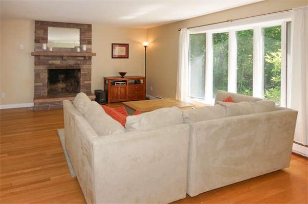 7 Robert Road Holliston, MA 01746 - Photo 4 of 21 Gallery Image 4