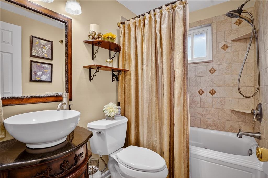 104 Thorncrest Drive McKees Rocks, PA 15136 - Photo 18 of 34 a bathroom with a sink toilet and shower