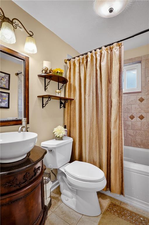 104 Thorncrest Drive McKees Rocks, PA 15136 - Photo 19 of 34 a bathroom with a toilet a sink and a shower