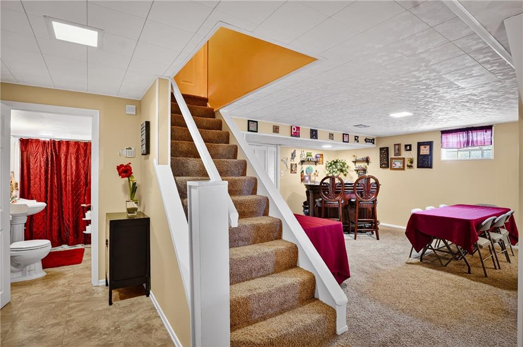104 Thorncrest Drive McKees Rocks, PA 15136 - Photo 20 of 34 a view of a living room