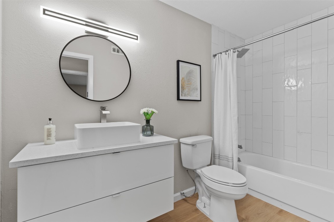 103 Comanche Drive Point Venture, TX 78645 - Photo 17 of 38 a bathroom with a toilet sink vanity tub and mirror