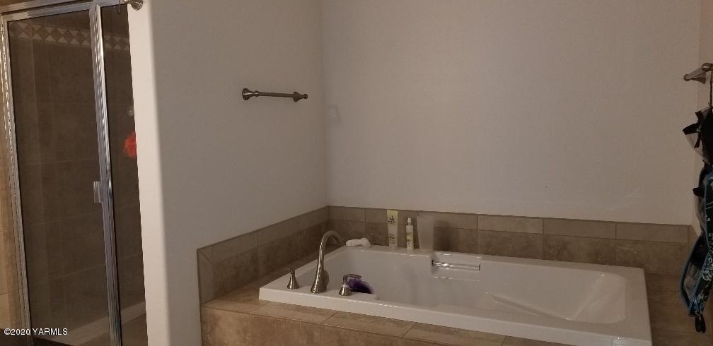 12571 Summitview Ext Road Yakima, WA 98908 - Photo 14 of 30 a bathroom with a bathtub