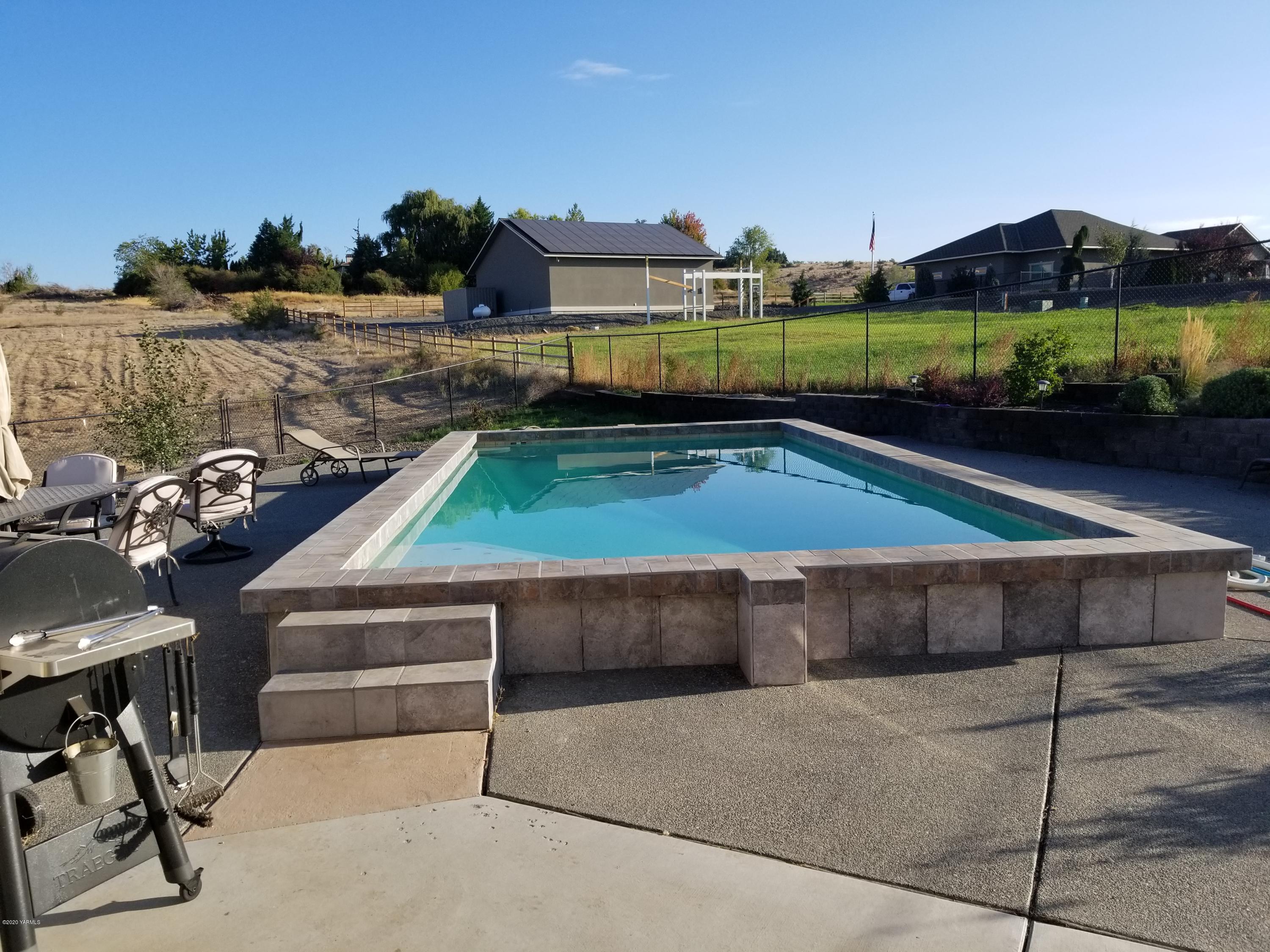 12571 Summitview Ext Road Yakima, WA 98908 - Photo 22 of 30 a view of a swimming pool with a lounge chairs
