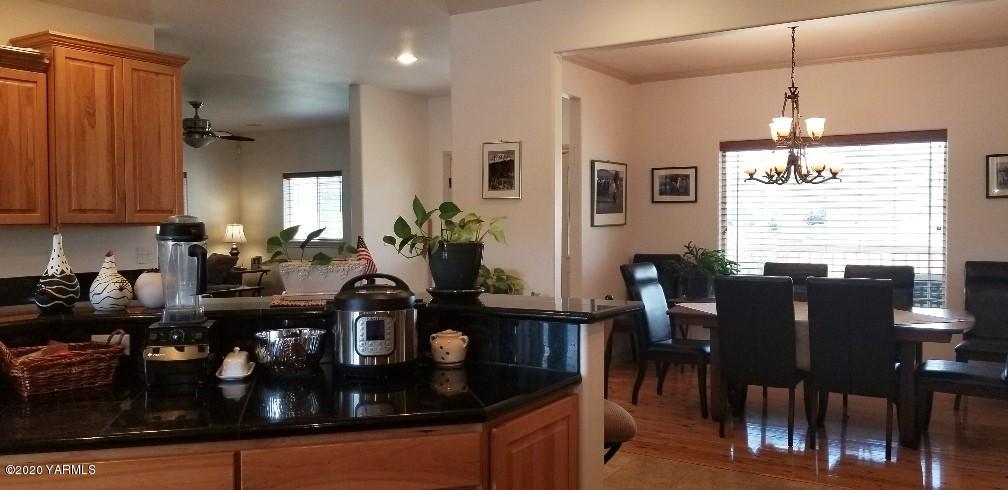 12571 Summitview Ext Road Yakima, WA 98908 - Photo 8 of 30 a view of a dining room with furniture