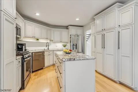 $785,000 | 35 Indian Run, Watchung, NJ 07069