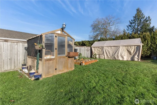 a view of a backyard