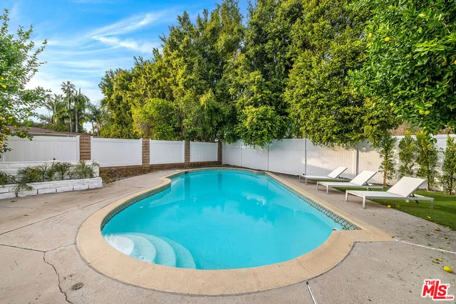 a view of yard with green space