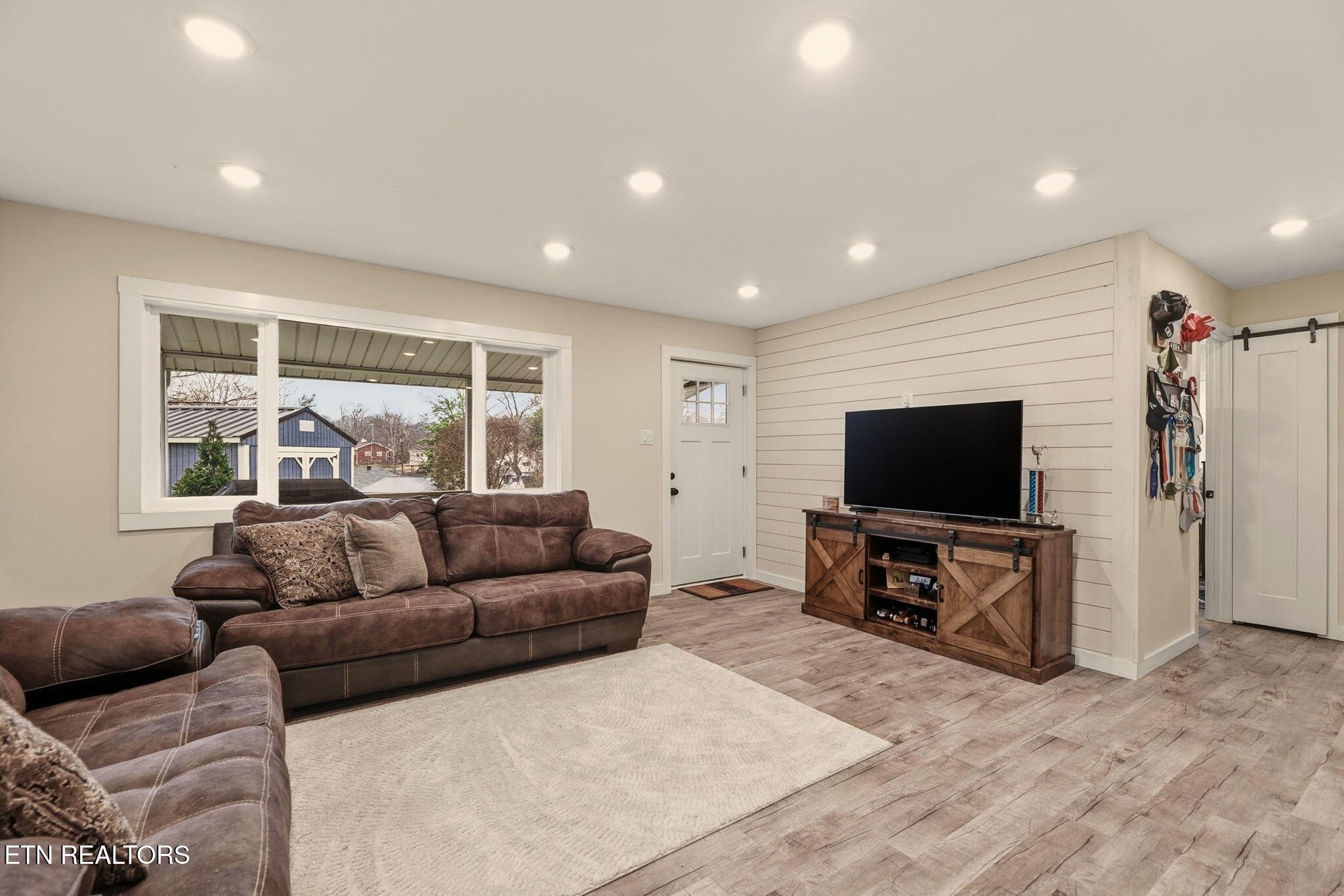 110 Parma Road Oak Ridge, TN 37830 - Photo 5 of 23 a living room with furniture and a flat screen tv