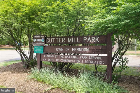 $825,000 | 1420 Cuttermill Court, Herndon, VA 20170