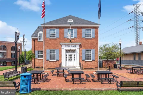 $825,000 | 1420 Cuttermill Court, Herndon, VA 20170