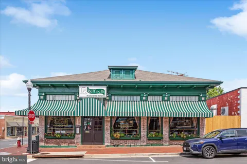 $825,000 | 1420 Cuttermill Court, Herndon, VA 20170