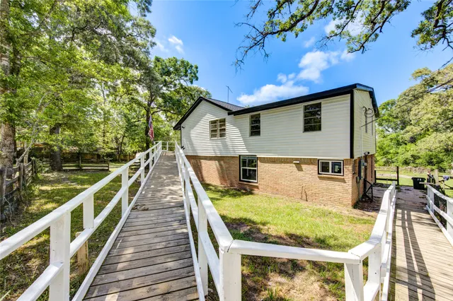 a view of a house with backyard