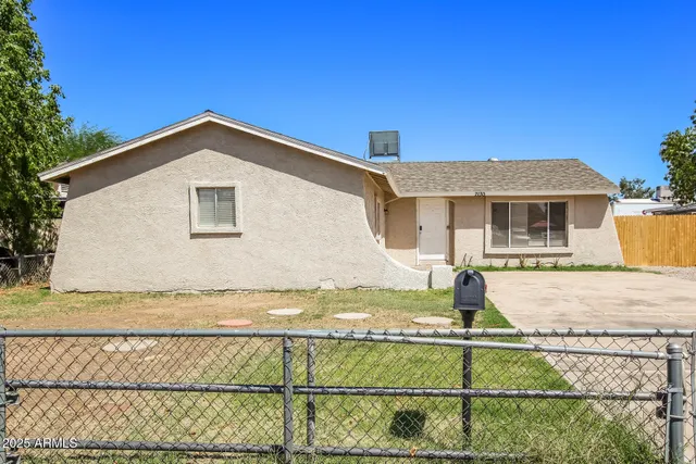 a view of an house with backyard