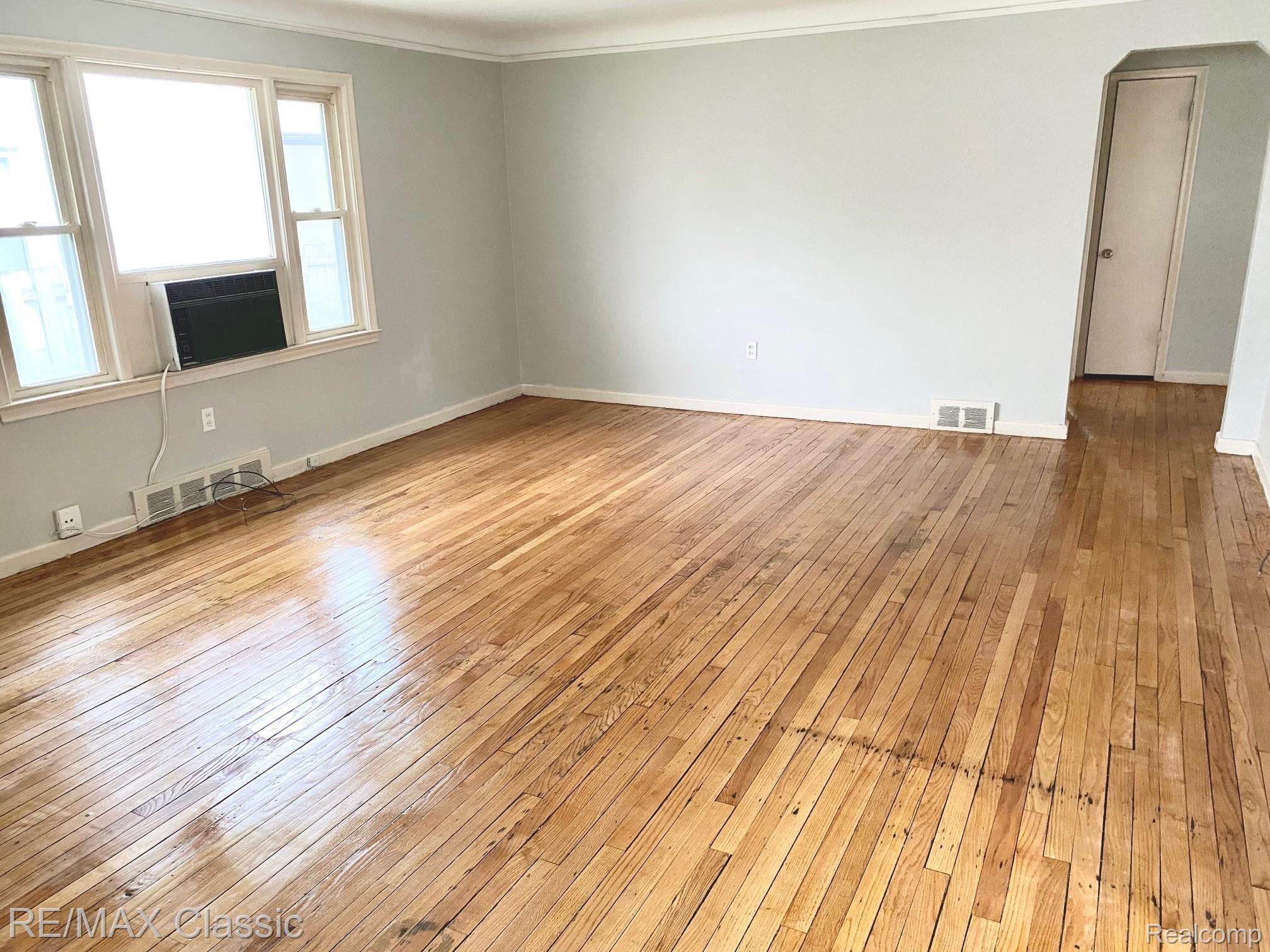 21313 Inkster Road Farmington, MI 48336 - Photo 4 of 19 Living room.jpg
