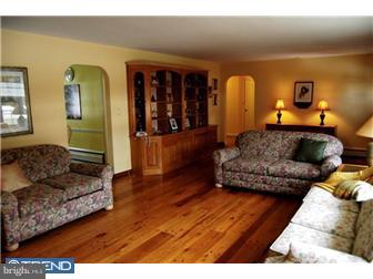 375 Jessup Road Thorofare, NJ 08086 - Photo 2 of 11 Living Room