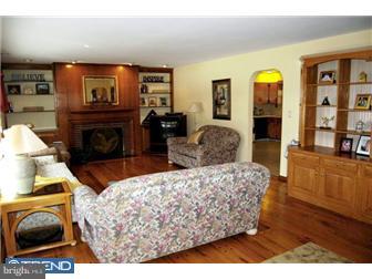 375 Jessup Road Thorofare, NJ 08086 - Photo 3 of 11 Living Room