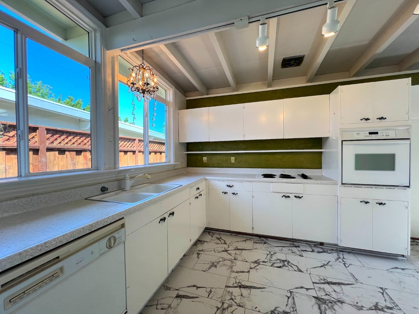 183 Thompson Square Mountain View, CA 94043 - Photo 5 of 28