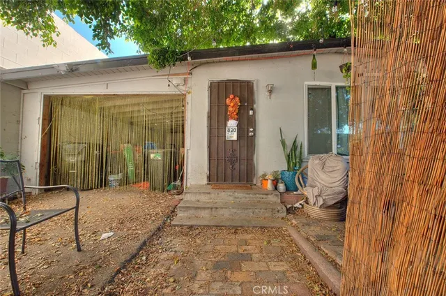 a view of backyard of the house