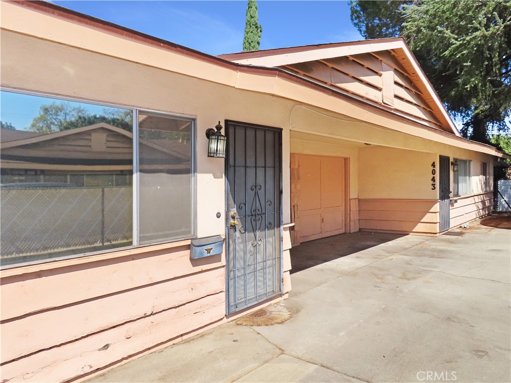 4031 MacArthur Road Riverside, CA 92503 - Photo 3 of 13 a backyard of a house