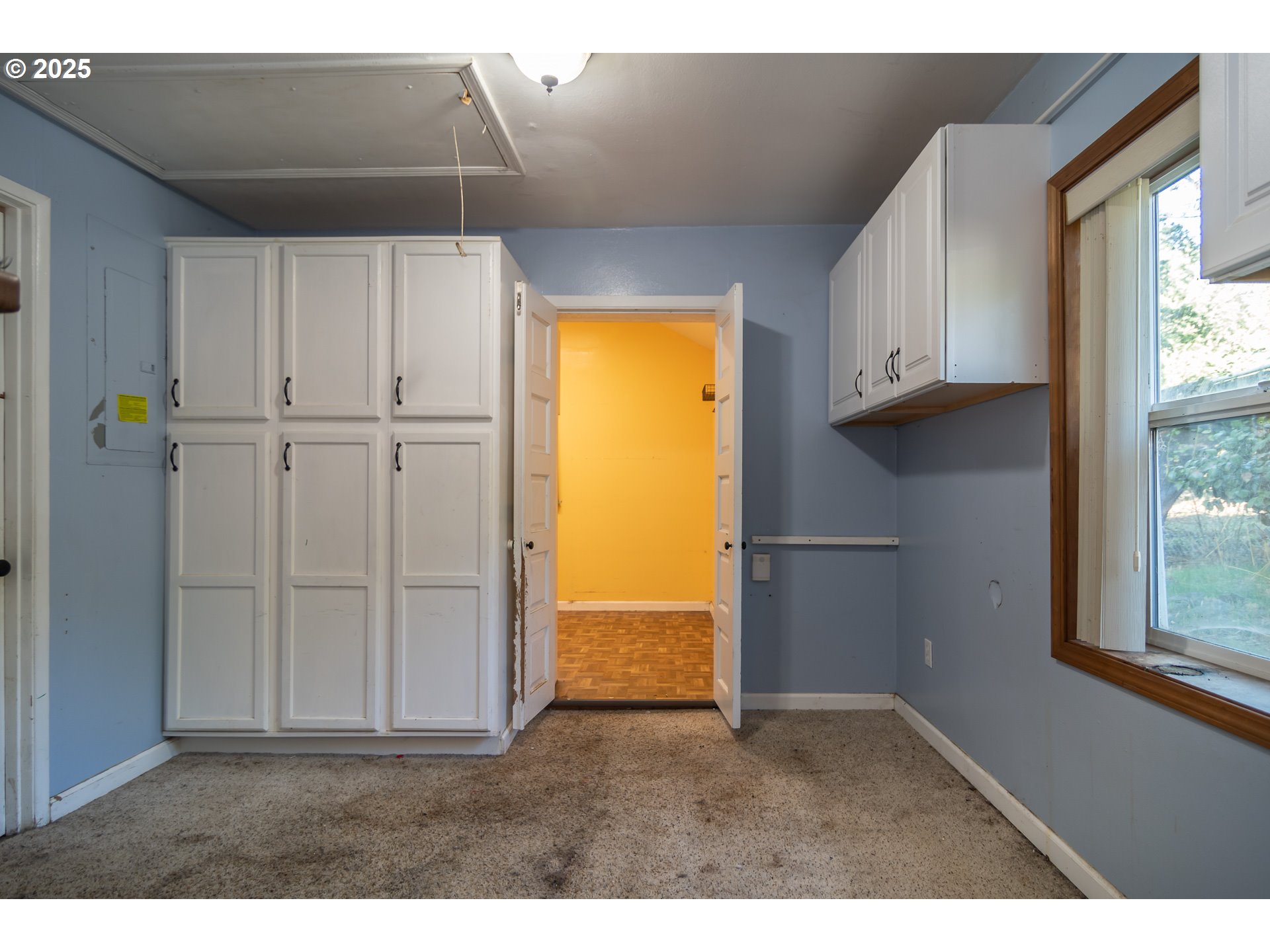 839 Union Gap Loop Oakland, OR 97462 - Photo 12 of 24 a view of an empty room with a window