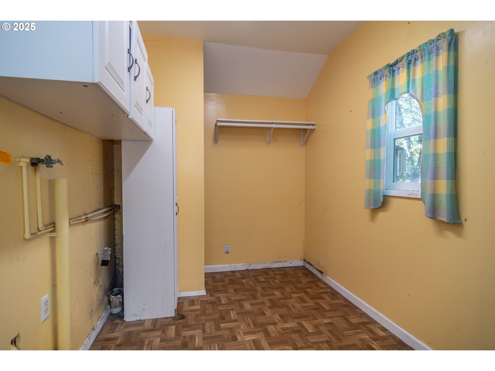 839 Union Gap Loop Oakland, OR 97462 - Photo 20 of 24 a view of an entryway with wooden floor