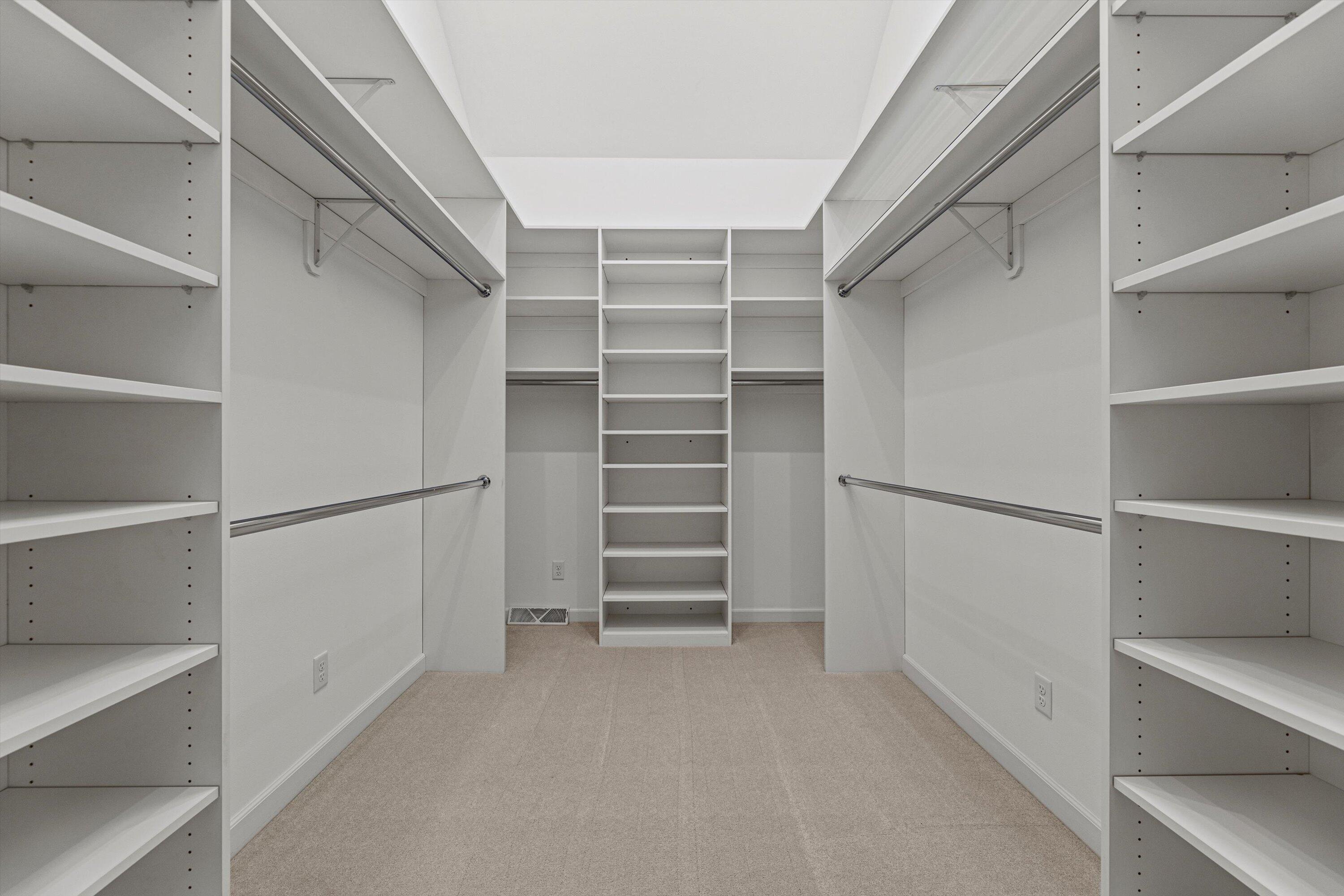 10060 North Range Line Road Mequon, WI 53092 - Photo 99 of 105 Primary closet