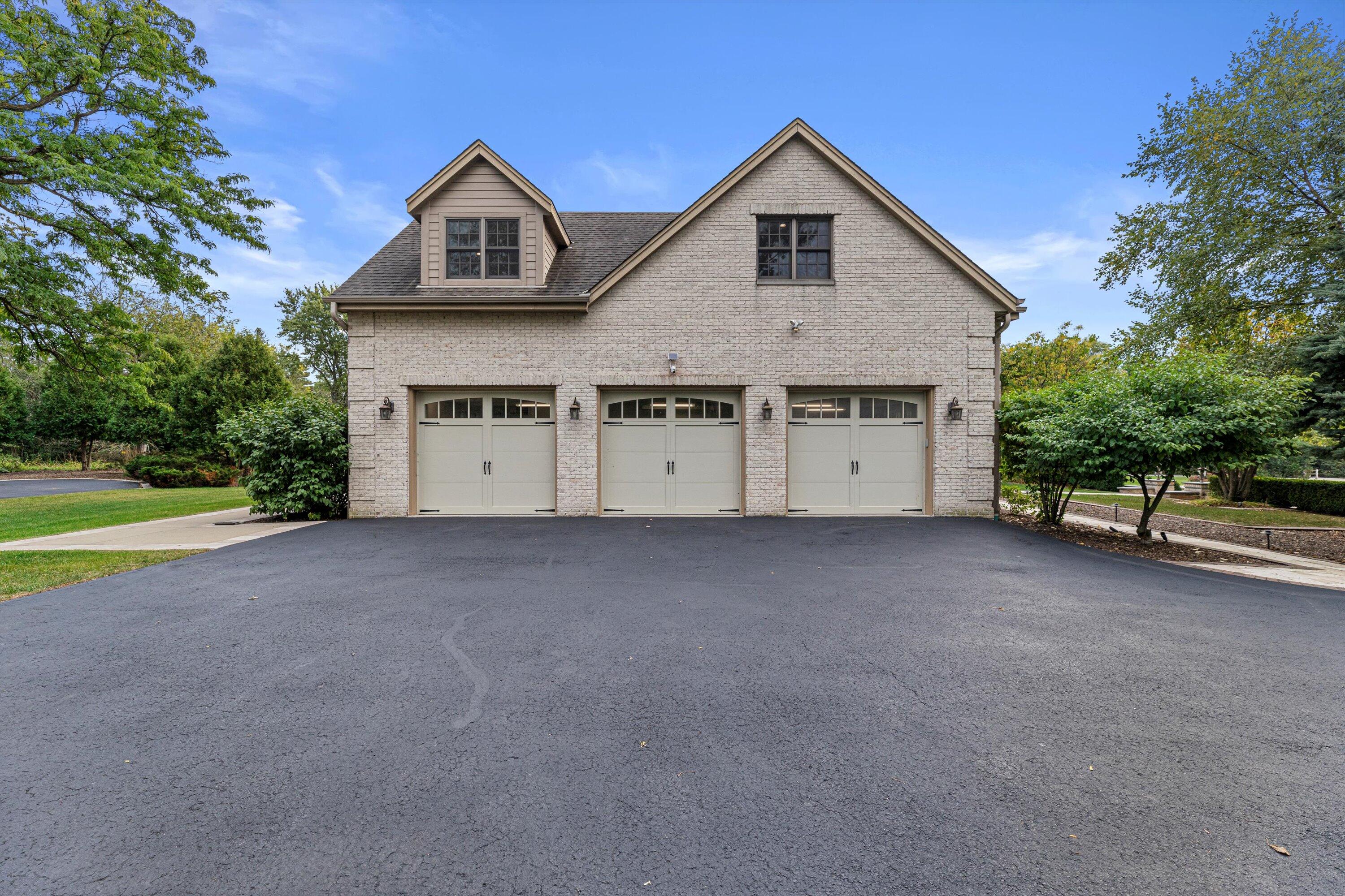10060 North Range Line Road Mequon, WI 53092 - Photo 11 of 105 Large garage with a dedicated Cayenne garage furnace