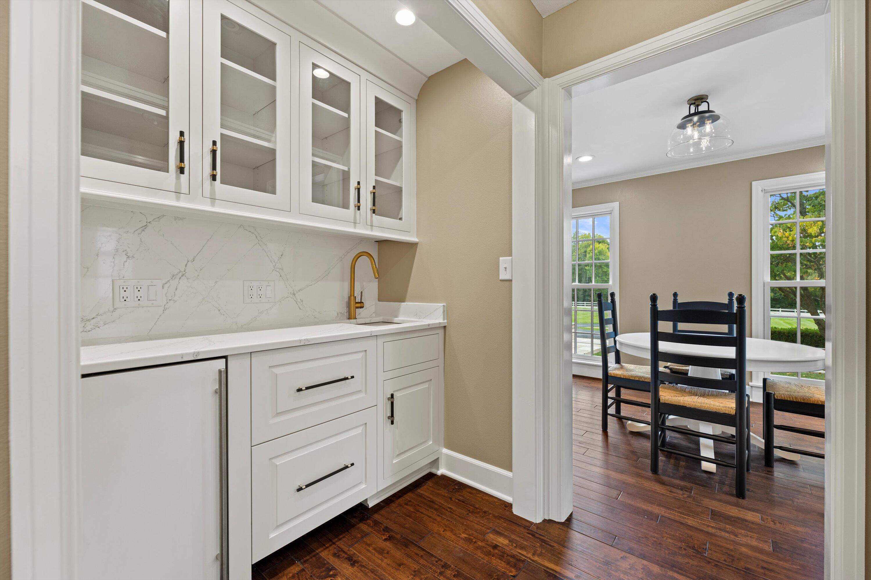 10060 North Range Line Road Mequon, WI 53092 - Photo 23 of 105 Subzero ice maker