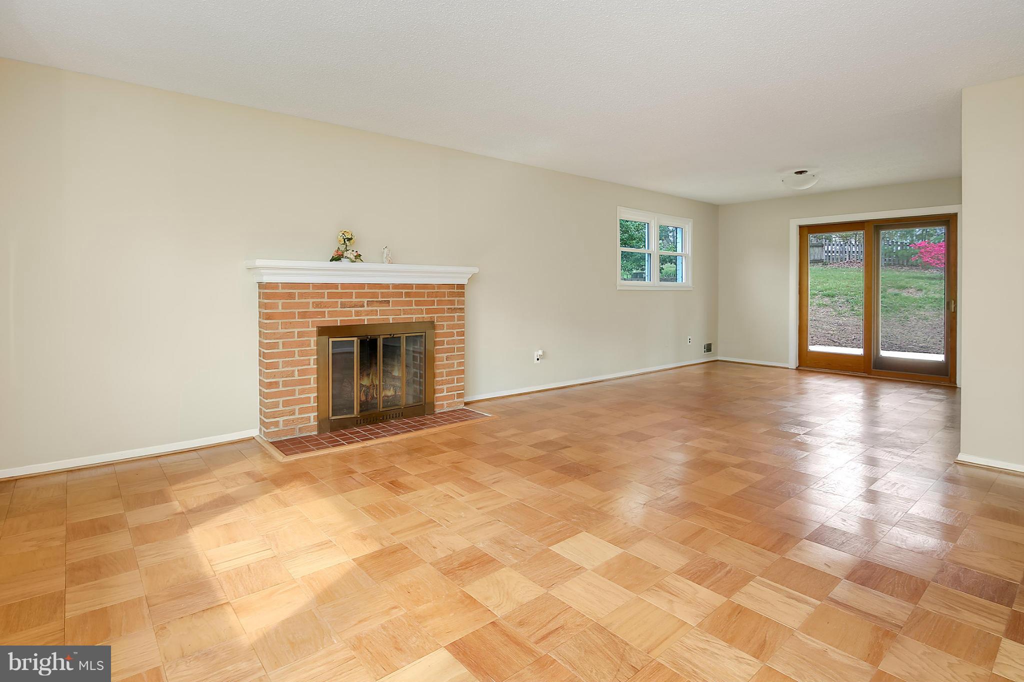 5305 Ravensworth Road Springfield, VA 22151 - Photo 4 of 30 Living Room