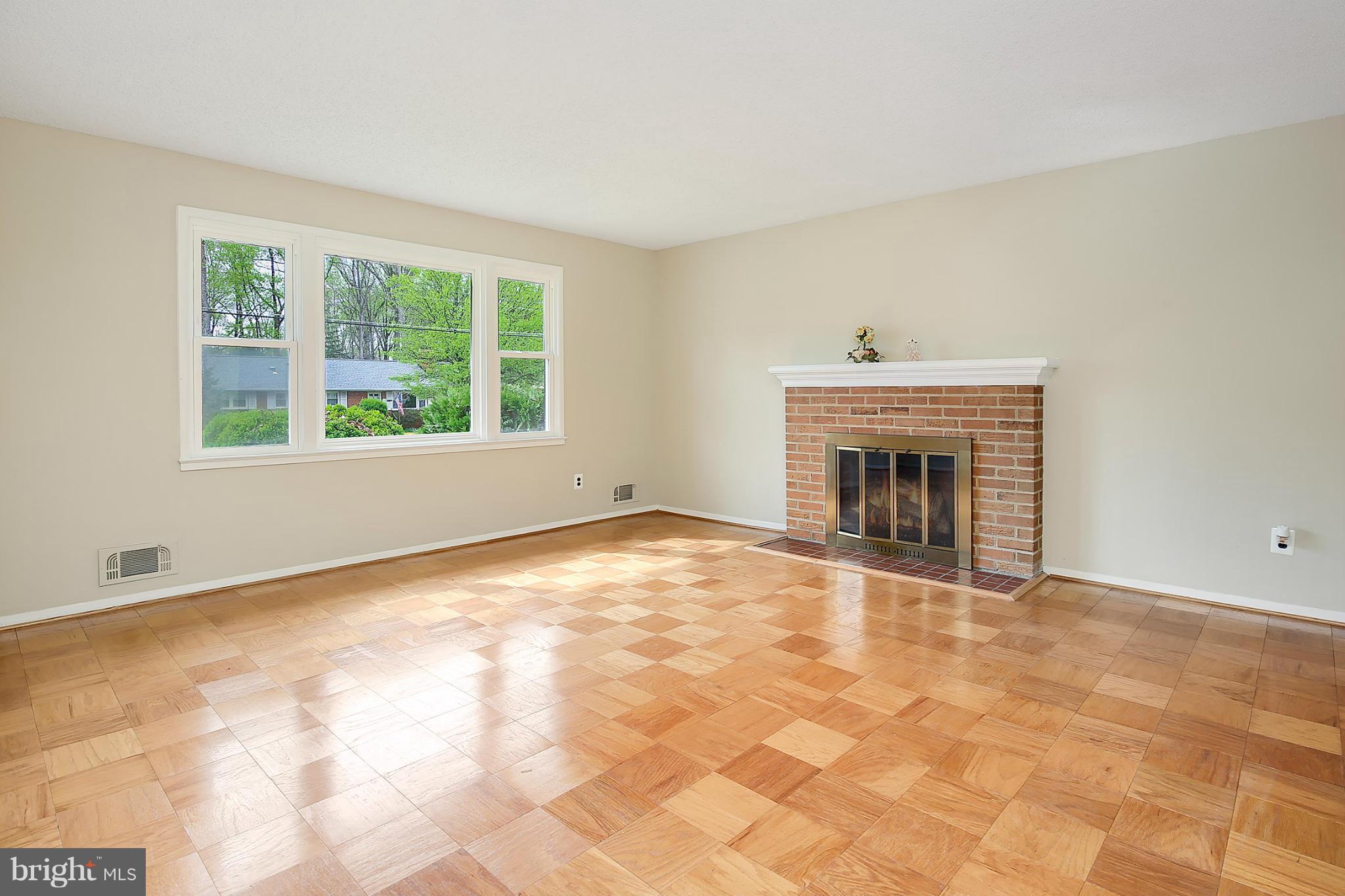 5305 Ravensworth Road Springfield, VA 22151 - Photo 7 of 30 Living Room
