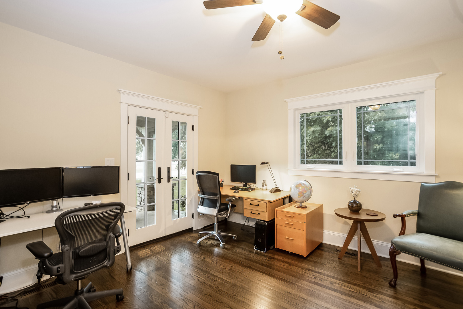 192 Riverside Road Riverside, IL 60546 - Photo 18 of 56 a workspace with wooden floor