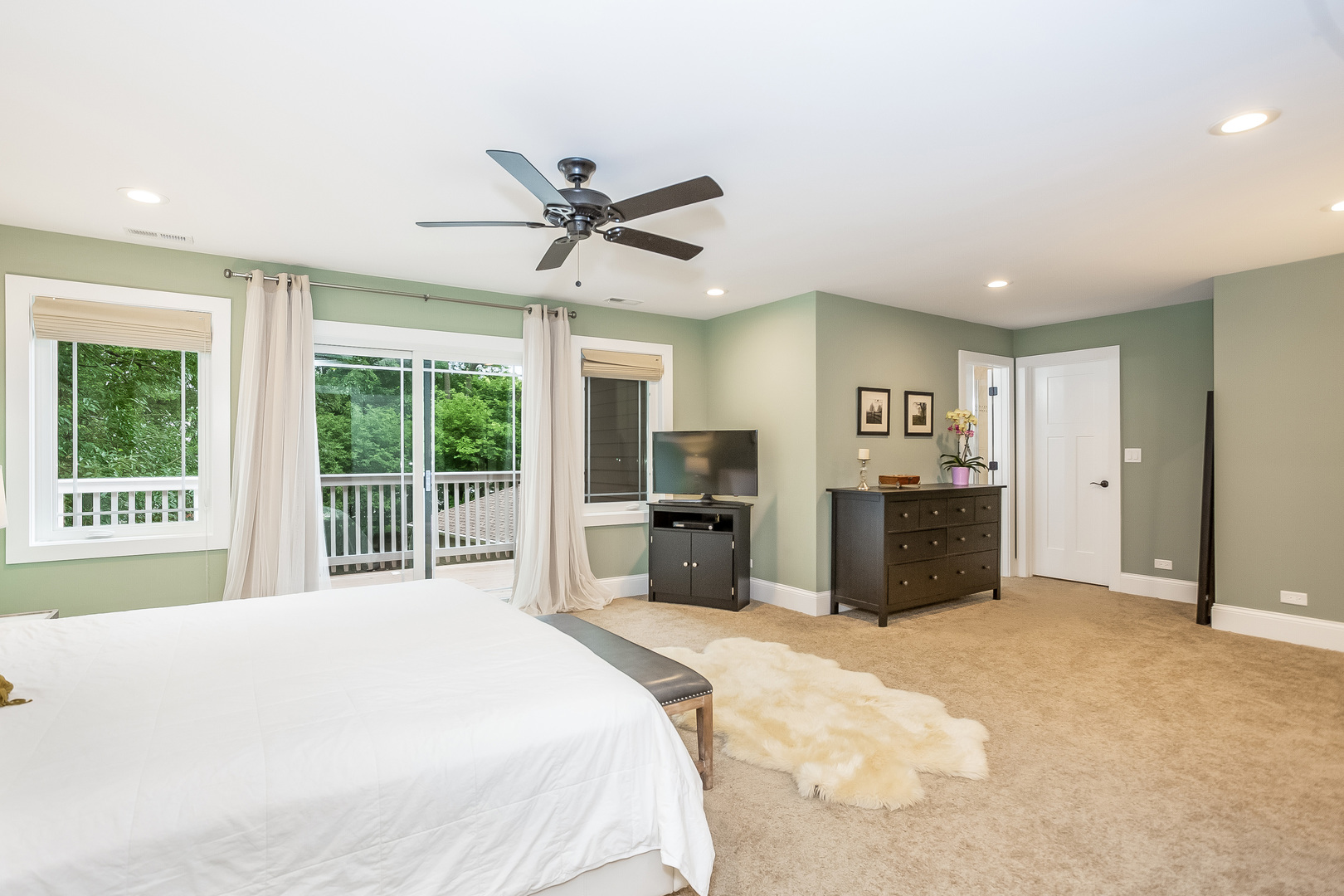 192 Riverside Road Riverside, IL 60546 - Photo 24 of 56 a large bedroom with a large bed and a tv