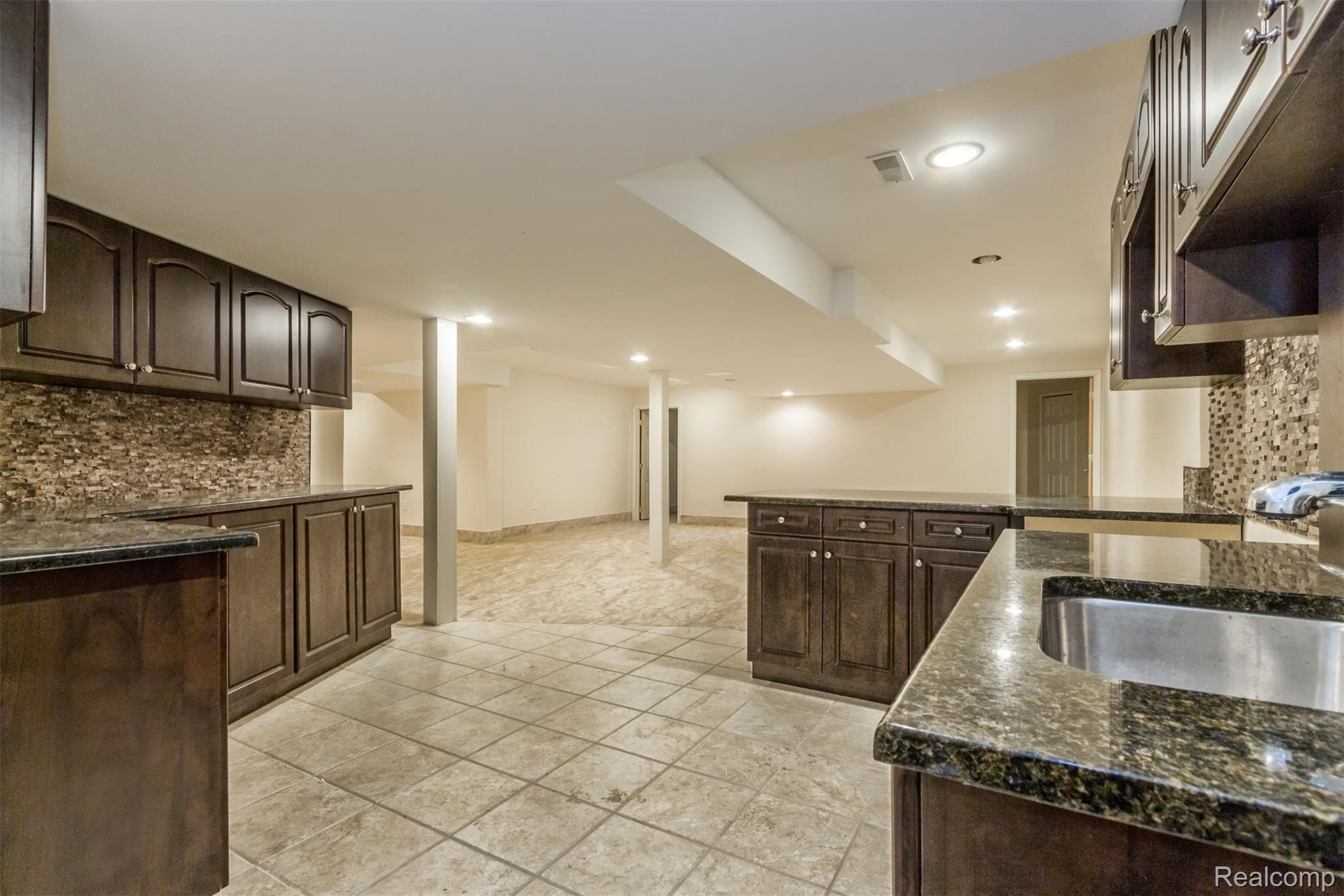48046 Gladstone Road Canton, MI 48188 - Photo 33 of 44 33.jpg