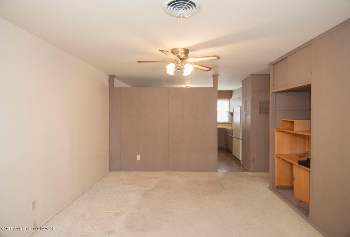 5205 Parker Street Amarillo, TX 79110 - Photo 3 of 20 LIVING VIEW 1