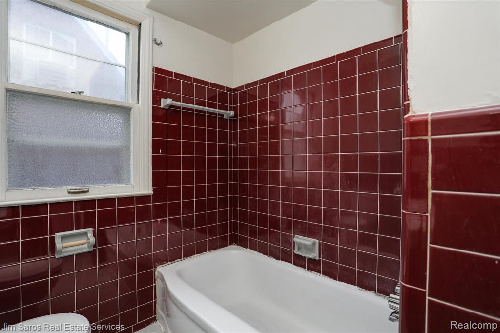 2013 Vernier Road Grosse Pointe Woods, MI 48236 - Photo 9 of 14