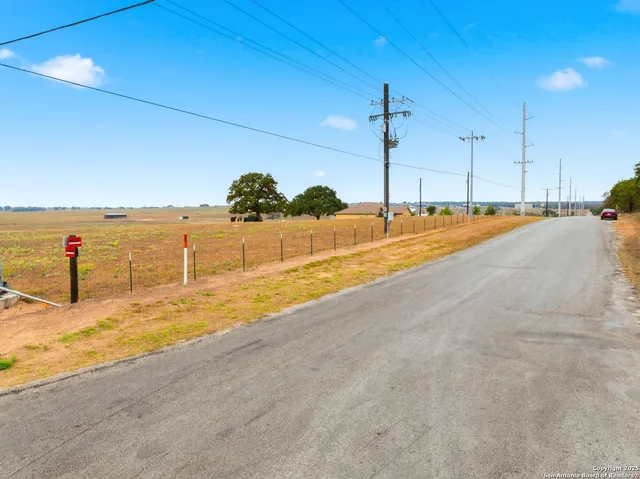 $400,000 | 101 County Road 319, La Vernia, TX 78121