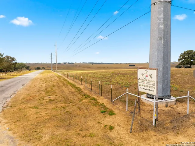 $400,000 | 101 County Road 319, La Vernia, TX 78121