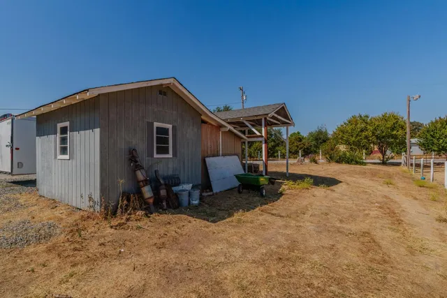 a view of a house with backyard and trees