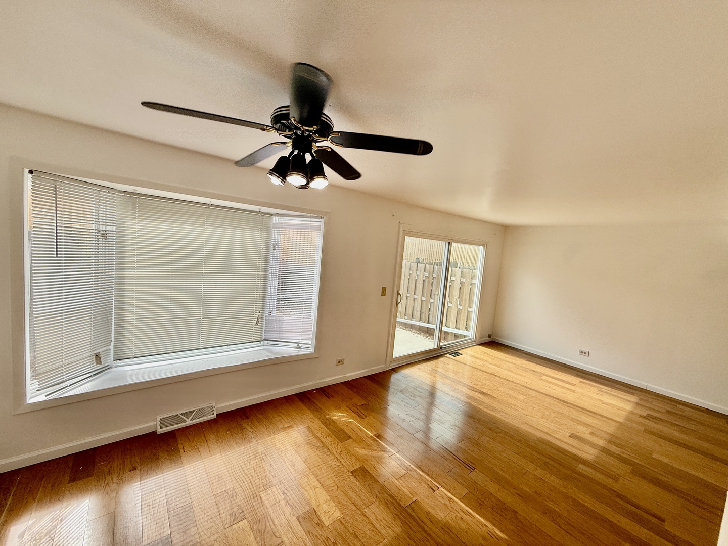 135 Julie Road, Unit 135 Bolingbrook, IL 60440 - Photo 3 of 7