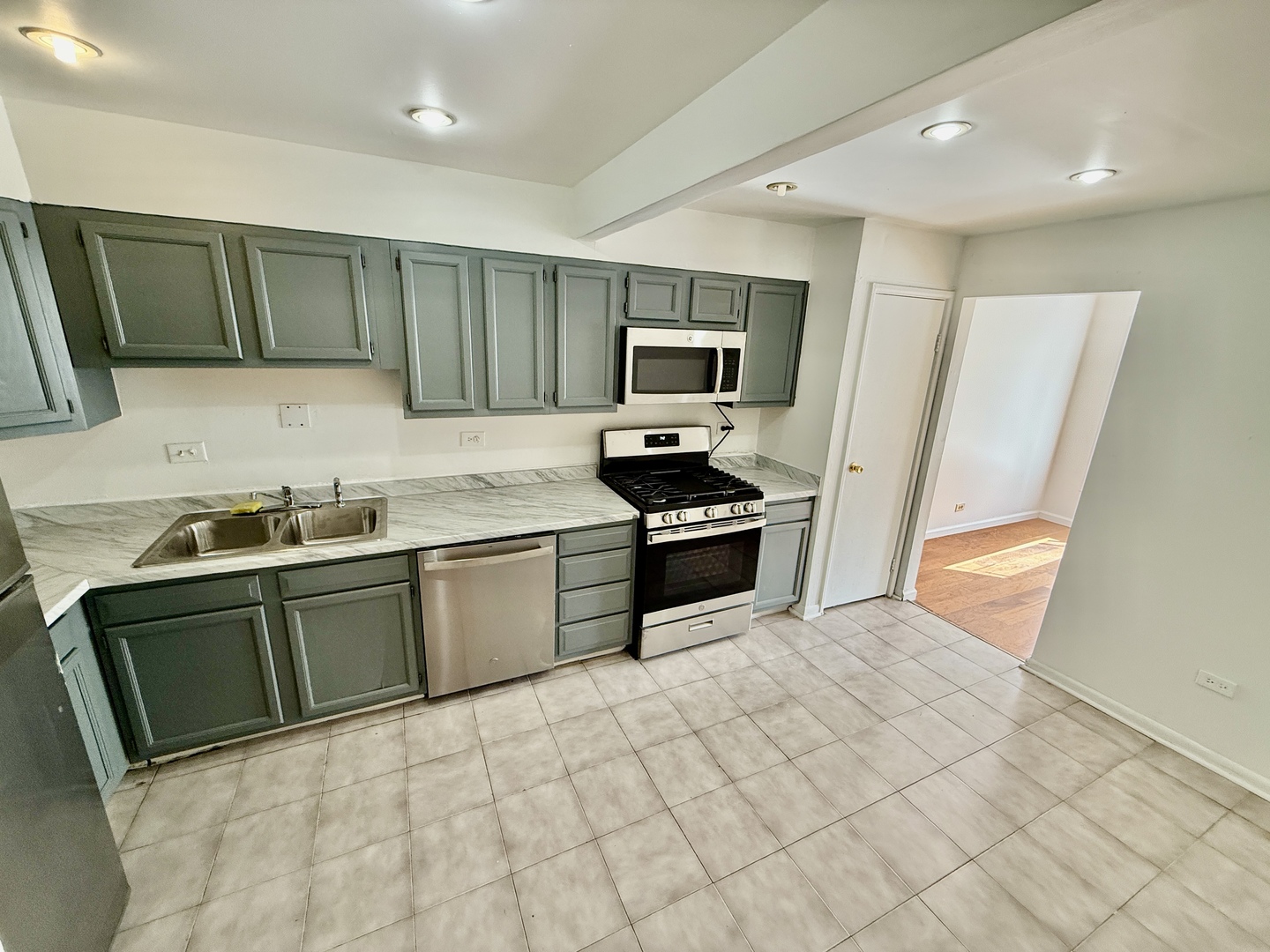 135 Julie Road, Unit 135 Bolingbrook, IL 60440 - Photo 4 of 7