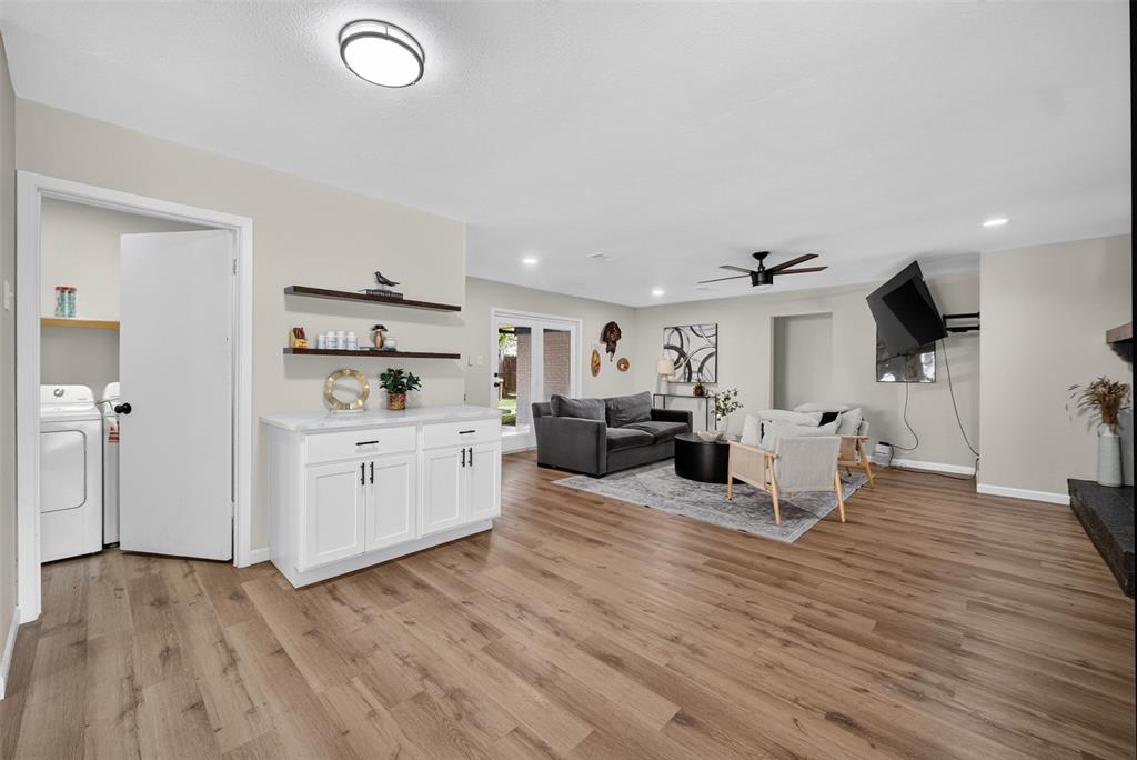 3919 Ridgeoak Way Farmers Branch, TX 75244 - Photo 9 of 28 Spacious living area featuring wood-finish flooring, recessed lighting, and a ceiling fan