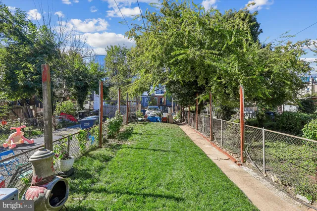 a view of yard with green space