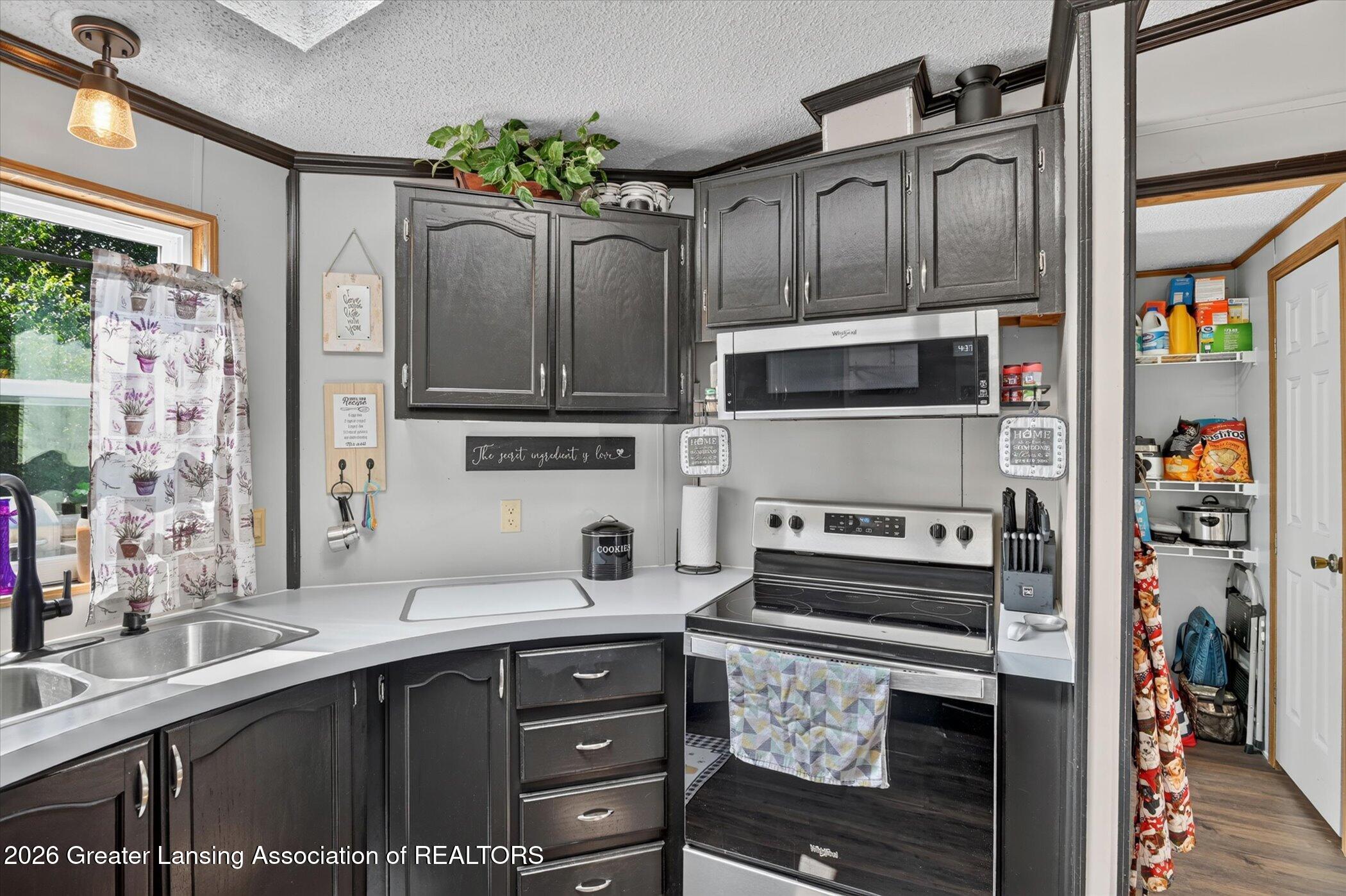 13998 Center Road Bath, MI 48808 - Photo 9 of 42 09-13998-Center-Rd-Windowstill