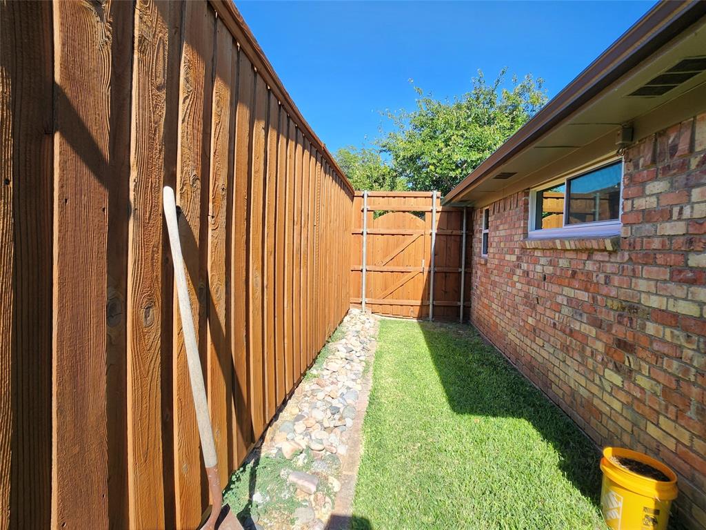 1023 Ridgefield Drive Plano, TX 75075 - Photo 33 of 39 a backyard of a house with lots of green space