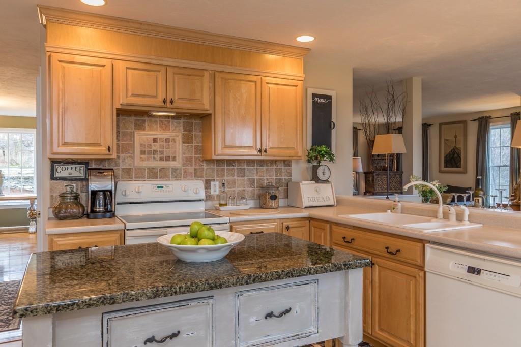 487 Fisher Road Fitchburg, MA 01420 - Photo 4 of 37