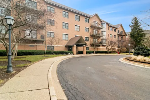 $399,900 | 20 Trafalgar Square, Unit 401, Lincolnshire, IL 60069